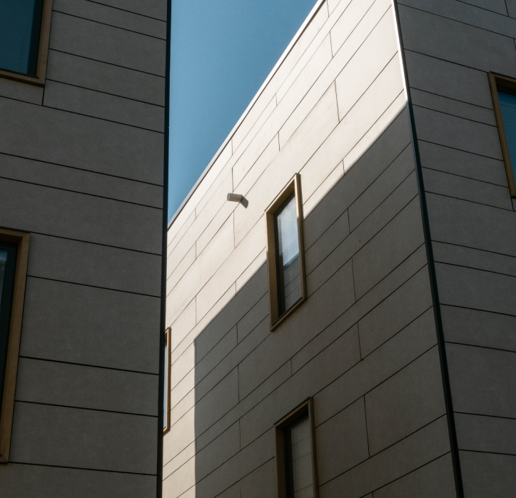 Modernes Bürogebäude bereit für Immobilienbewertung